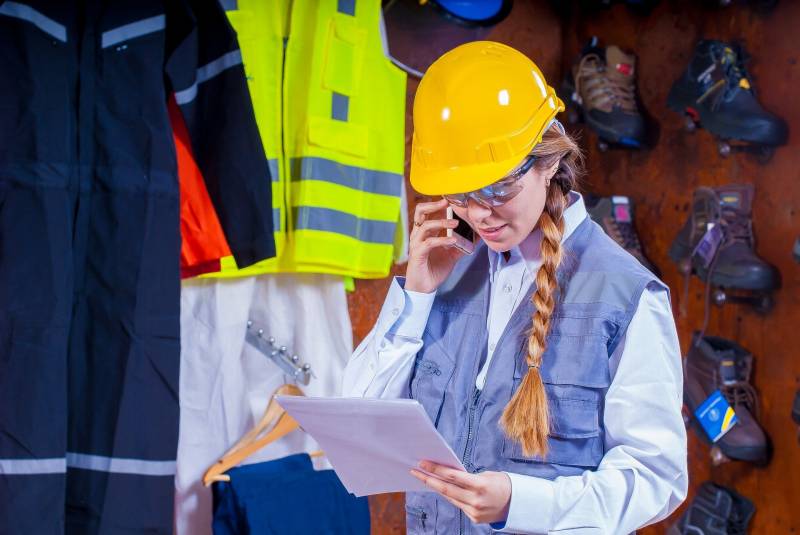 Ouvrier de chantier à Toulouse utilisant des lunettes de protection travail CPI Hygiène